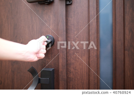 Lock (Key lock entrance / exit entrance / exit / entrance / exit / entrance / hand body / parts / face no single house detached apartment door) 40768924
