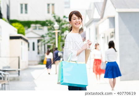 年輕的女士(購物) 年輕的女士(購物) 40770619