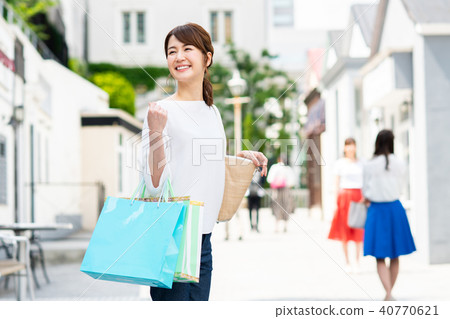 年輕的女士（購物） 40770621
