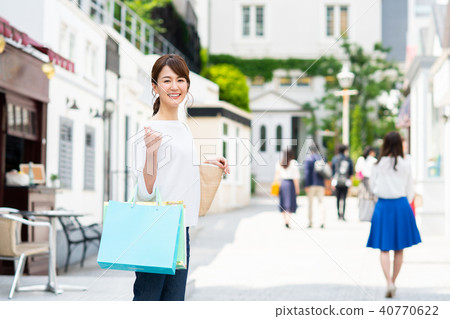 年輕的女士(購物) 年輕的女士(購物) 40770622
