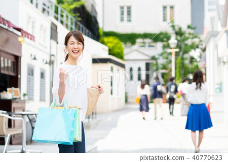 年輕的女士(購物) 年輕的女士(購物) 40770623