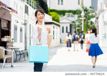 年輕的女士(購物) 年輕的女士(購物) 40770624