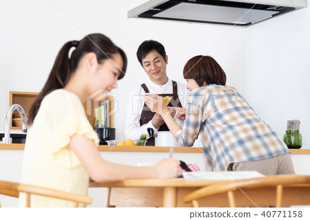 烹調的丈夫，當觀看食譜錄影時 40771158