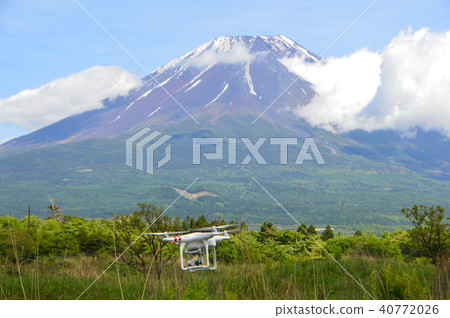 徘徊在富士山腳下的無人機“幻影3標準”(朝霧高原/富士宮市靜岡市) 徘徊在富士山腳下的無人機“幻影3標準”(朝霧高原/富士宮市靜岡市) 40772026
