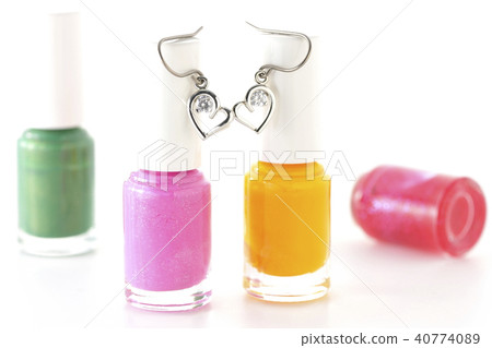 Heart pierced earrings and nail bottle Heart pierced earrings and nail bottle 40774089