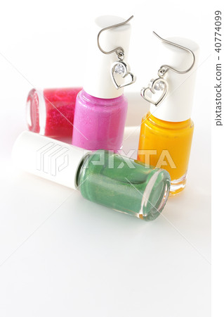 Heart pierced earrings and nail bottle 40774099