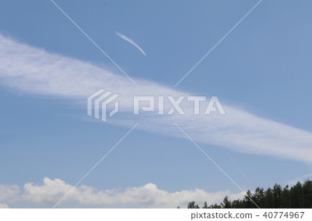 Sky and straight clouds 40774967
