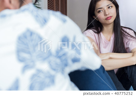 A fighting couple A fighting couple 40775252
