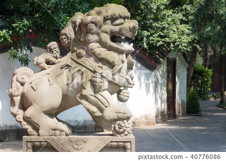 Lion stone statue with two small lions 40776086