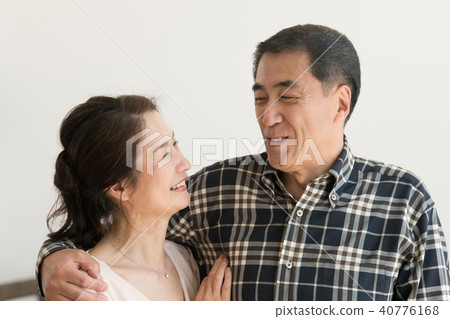 日本夫婦中間擁抱著微笑 日本夫婦中間擁抱著微笑 40776168