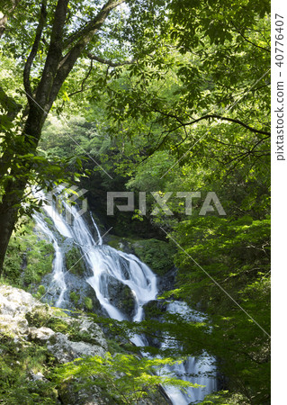 Hundred Falls Hundred Falls 40776407