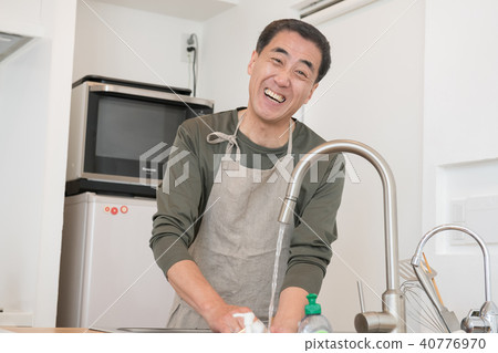 Middle men helping housework 40776970