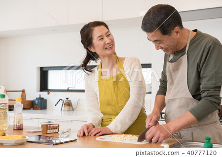 Japanese middle senior couple standing in the kitchen 40777120