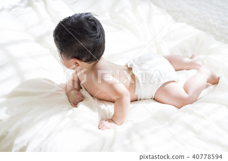 Baby lying down on the bed 40778594
