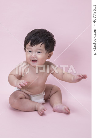 Baby sitting and laughing 40778613