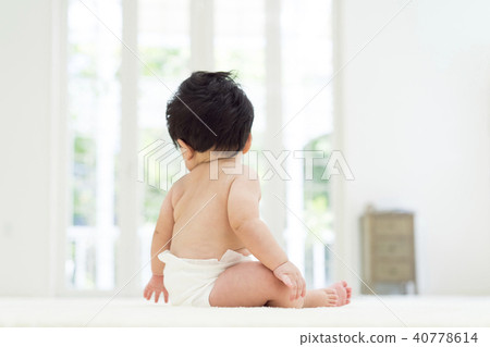 Back view of a baby who sat 40778614
