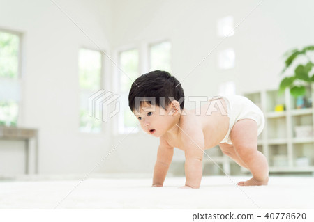 Crawling baby Crawling baby 40778620