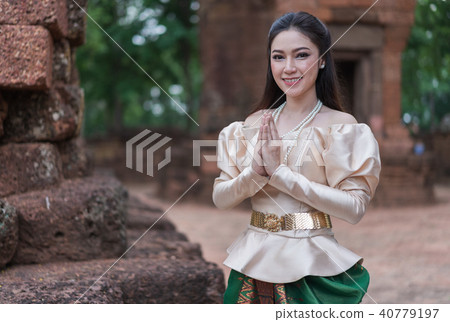 woman in Thai traditional dress is pay respect 40779197