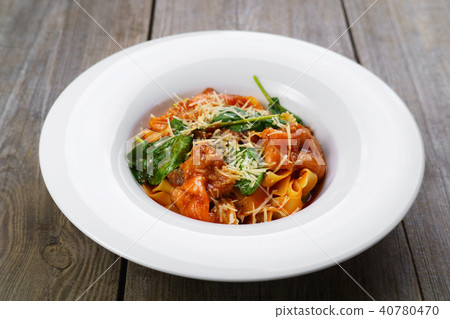 Traditional Italian pasta with salmon and spinach 40780470