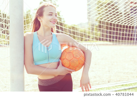 On the football field a woman. 40781044
