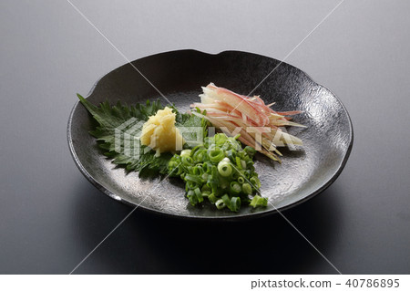 Condiments 40786895