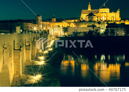 Night view of Mezquita-Catedral  40787175