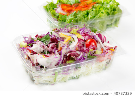 在塑料容器中切蔬菜 在塑料容器中切蔬菜 40787329