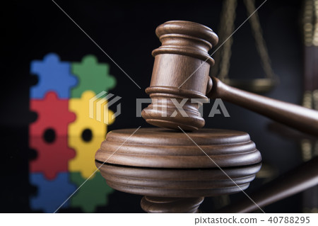 Puzzle , Gavel, Mallet of justice concept 40788295