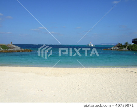 Blue sky and sea and sandy beach 40789071
