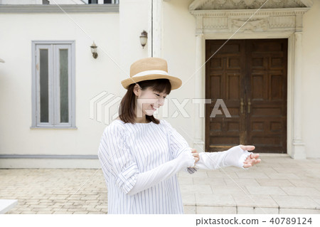 一個女人拿著手臂套曬傷措施 40789124