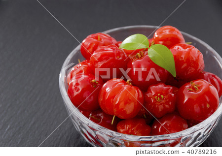 Pitanga 40789216