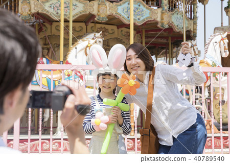 爸爸拍攝媽媽和女兒在遊樂園裡 爸爸拍攝媽媽和女兒在遊樂園裡 40789540