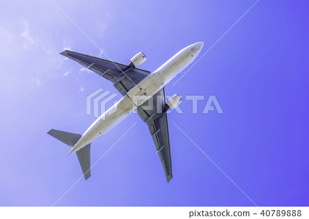 一架飛機飛過頭部波音777-200 40789888