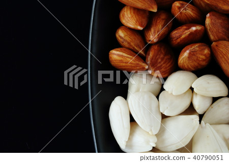 Raw almonds Raw almonds 40790051