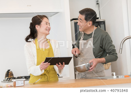 看食譜和廚師的中間資深夫婦 看食譜和廚師的中間資深夫婦 40791848