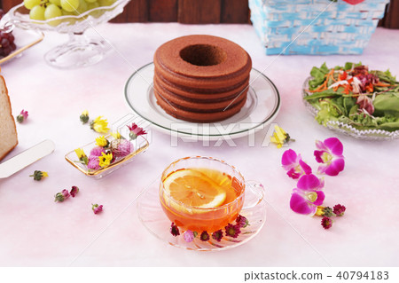 Chocolate roll cake and lemon tea 40794183