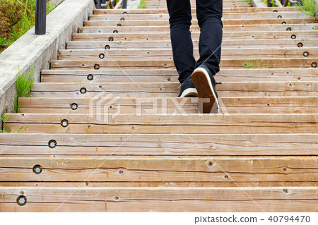 To climb the stairs 40794470