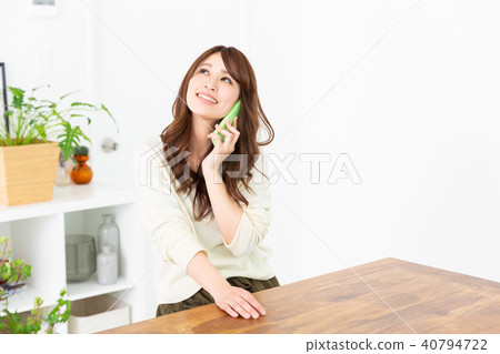 一個女人在房間裡打電話 一個女人在房間裡打電話 40794722