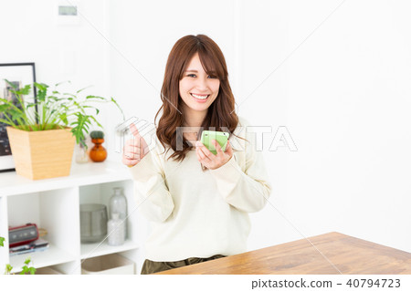 觀看智能手機的婦女 觀看智能手機的婦女 40794723