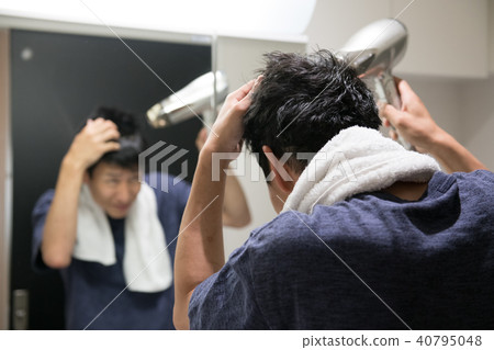 頭髮設置與吹風器的年輕日本人 頭髮設置與吹風器的年輕日本人 40795048