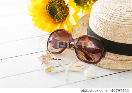 Sunglasses 40797293
