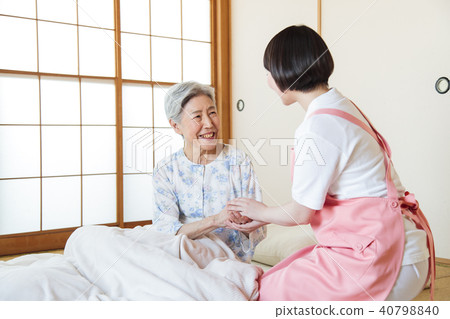 Nursing care senior female helper caregiver 40798840
