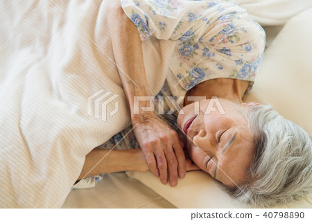 Senior woman sleeps asleep 40798890