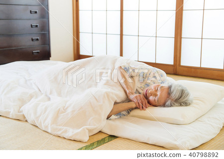 Senior woman sleeps asleep 40798892
