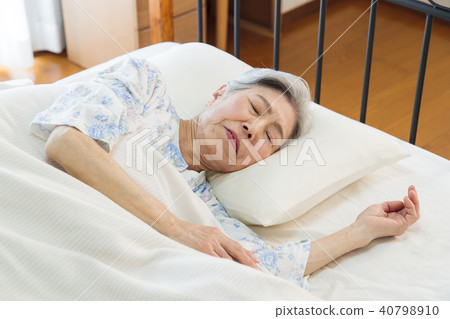 Senior woman sleeps asleep 40798910