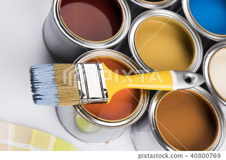 Tin cans with paint and brushes 40800769