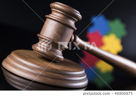 Puzzle , Gavel, Mallet of justice concept 40800875