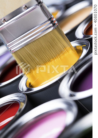 Paintbrush on cans with color 40801070