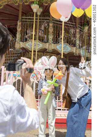 Dad shooting mum and daughter in an amusement park Dad shooting mum and daughter in an amusement park 40801302