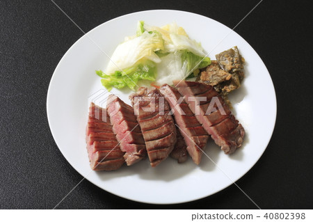 Grilled beef tender roe 40802398